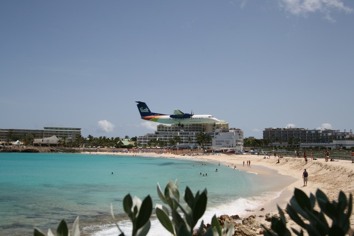 LIAT DHC8