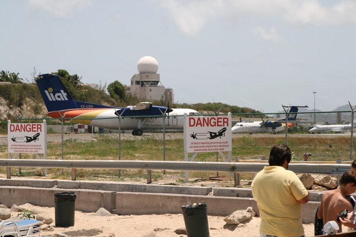 LIAT DHC8