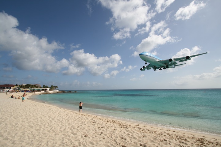 KLM B747-400 MahoBeach Landing