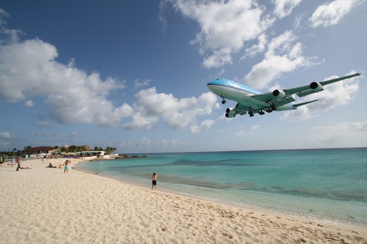 KLM B747-400 MahoBeach Landing