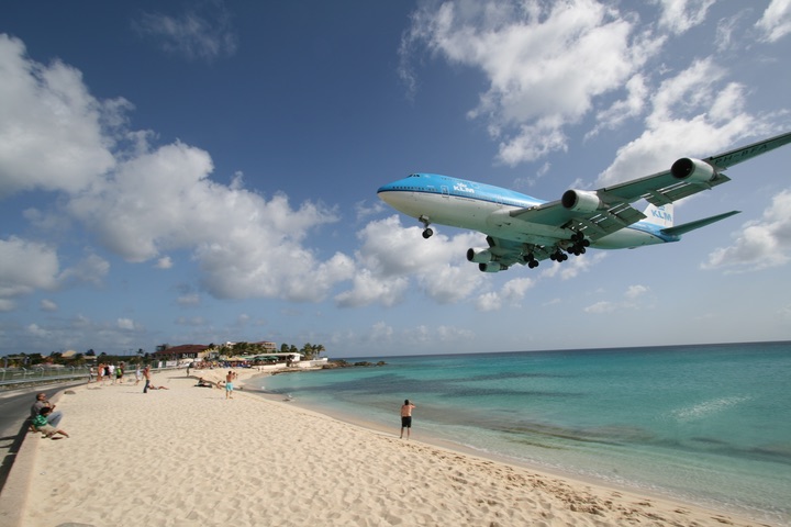 KLM B747-400 MahoBeach Landing