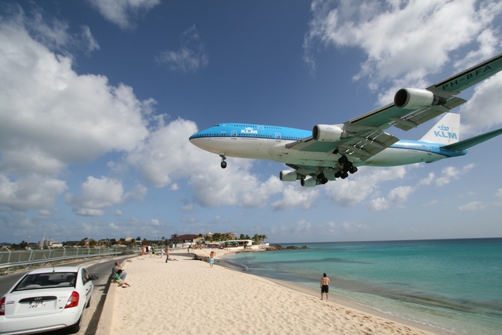 KLM B747-400 MahoBeach Landing