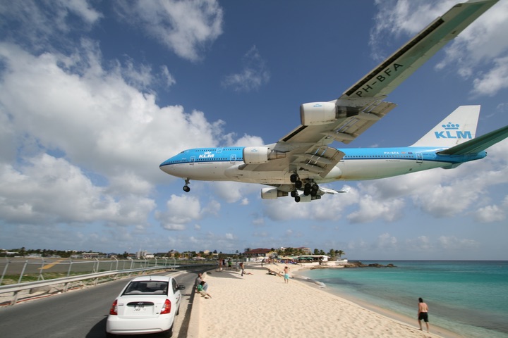 KLM B747-400 MahoBeach Landing