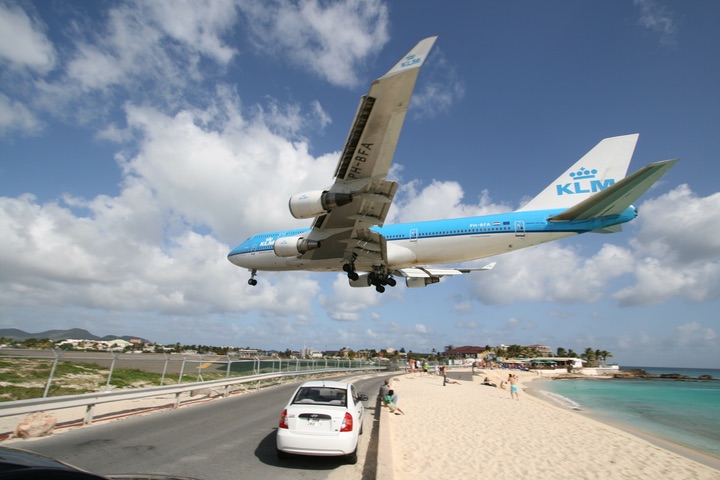 KLM B747-400 MahoBeach Landing