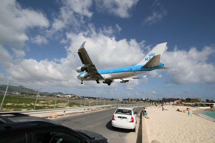 KLM B747-400 MahoBeach Landing