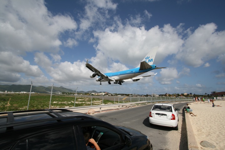 KLM B747-400 MahoBeach Landing