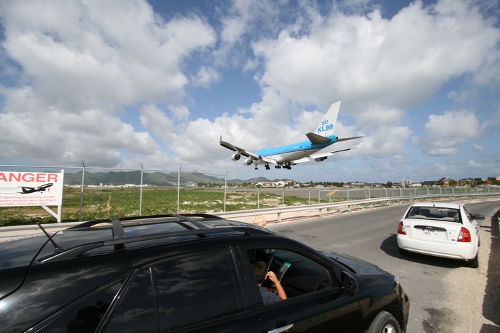 KLM B747-400 MahoBeach Landing