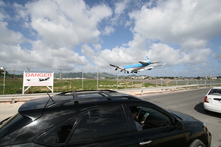 KLM B747-400 MahoBeach Landing