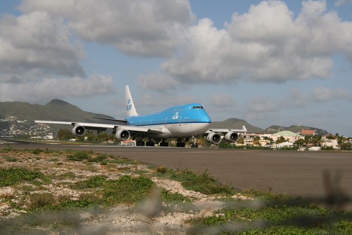 KLM B747-400 MahoBeach Takeoff