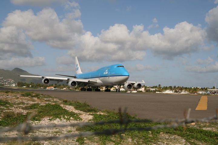 KLM B747-400 MahoBeach Takeoff