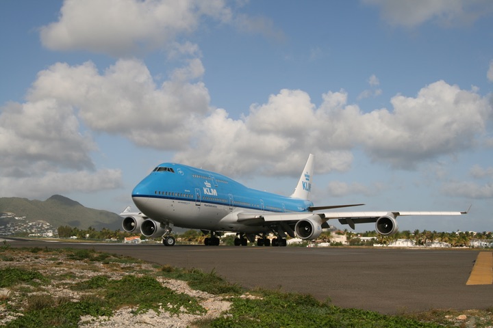 KLM B747-400 MahoBeach Takeoff