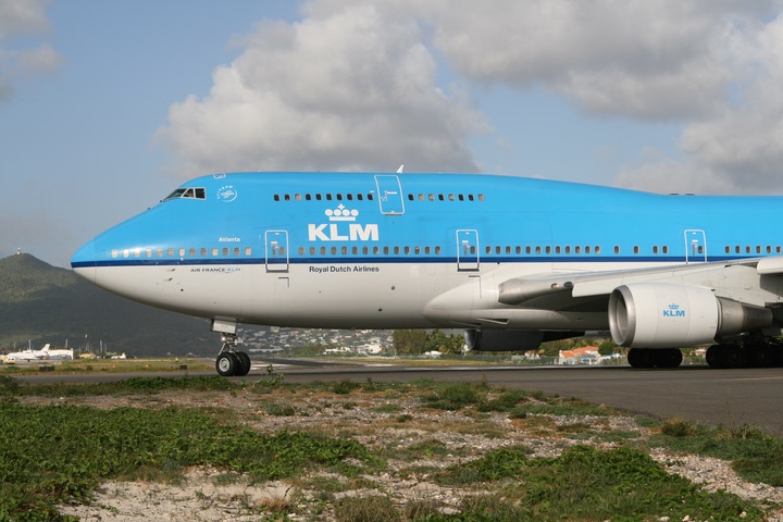 KLM B747-400 MahoBeach Takeoff
