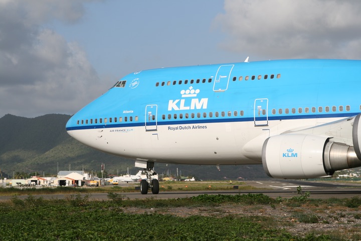 KLM B747-400 MahoBeach Takeoff