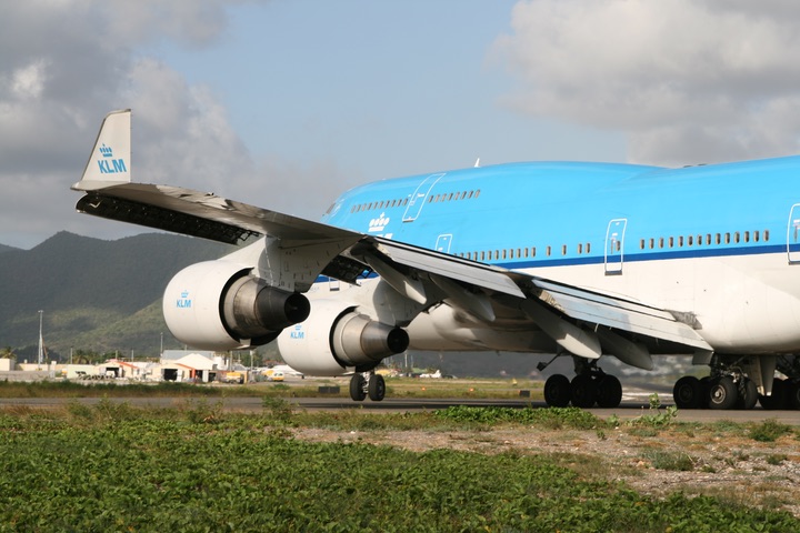 KLM B747-400 MahoBeach Takeoff