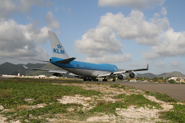 KLM B747-400 MahoBeach Takeoff