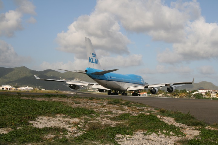 KLM B747-400 MahoBeach Takeoff