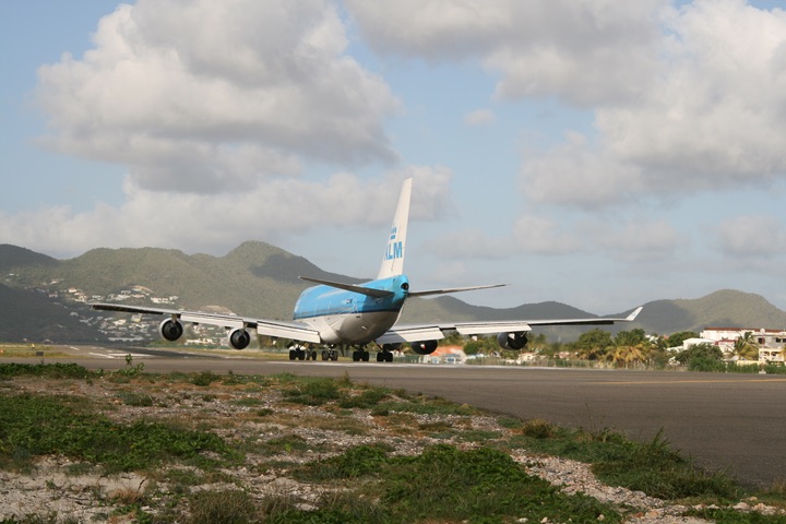 KLM B747-400 MahoBeach Takeoff