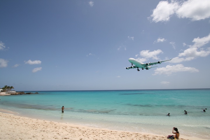 AF A340-300 MahoBeach Landing