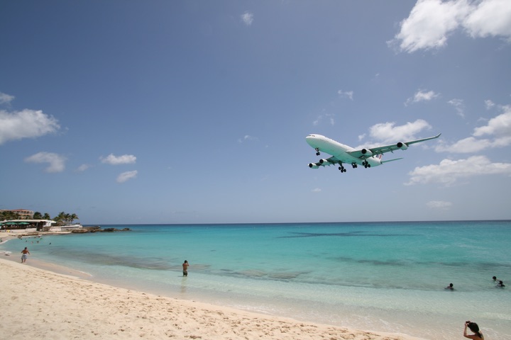 AF A340-300 MahoBeach Landing