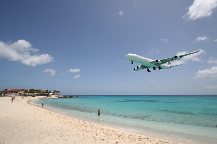 AF A340-300 MahoBeach Landing