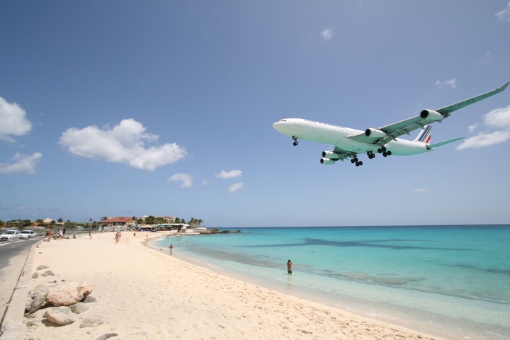 AF A340-300 MahoBeach Landing