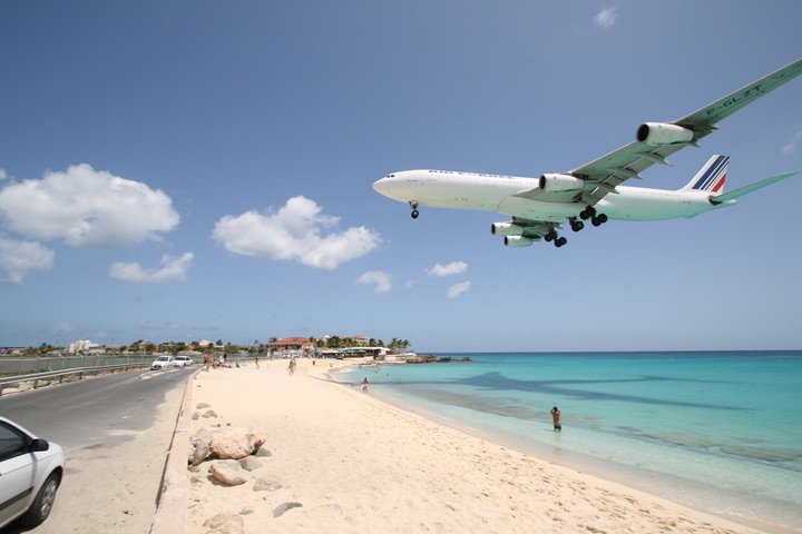 AF A340-300 MahoBeach Landing