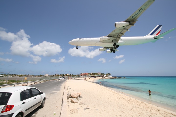 AF A340-300 MahoBeach Landing