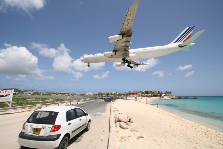 AF A340-300 MahoBeach Landing