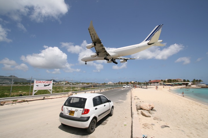 AF A340-300 MahoBeach Landing