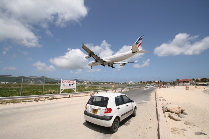 AF A340-300 MahoBeach Landing
