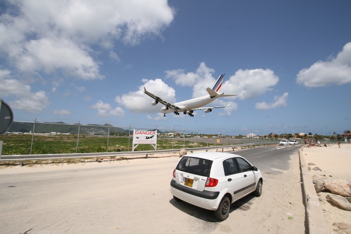 AF A340-300 MahoBeach Landing