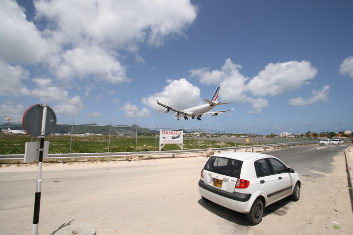 AF A340-300 MahoBeach Landing
