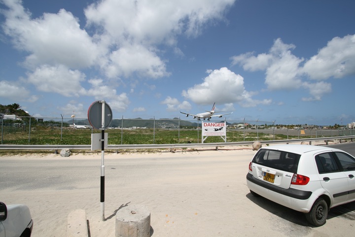 AF A340-300 MahoBeach Landing