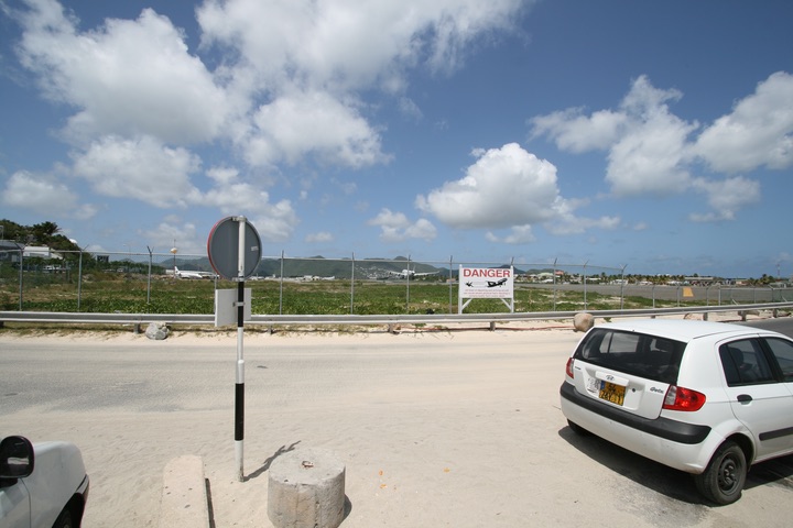 AF A340-300 MahoBeach Landing