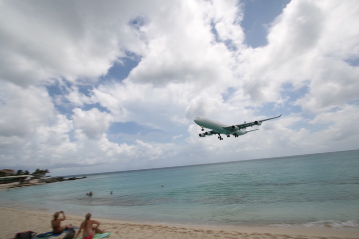 AF A340-300 MahoBeach Landing