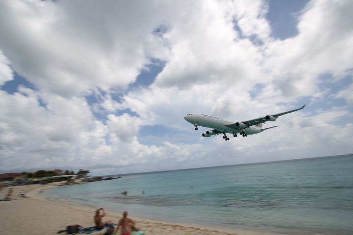 AF A340-300 MahoBeach Landing