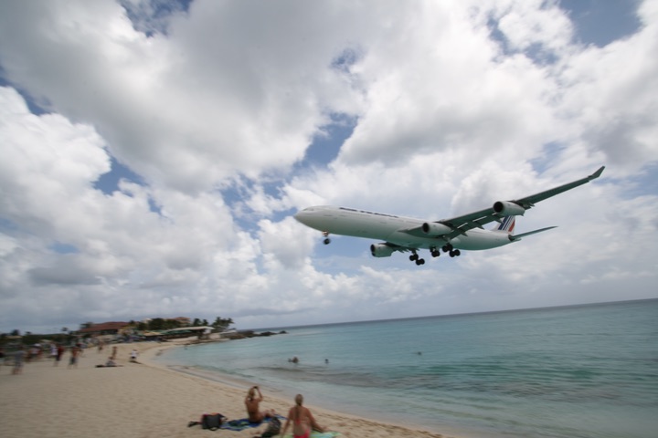 AF A340-300 MahoBeach Landing