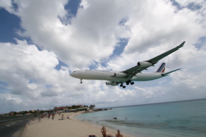 AF A340-300 MahoBeach Landing