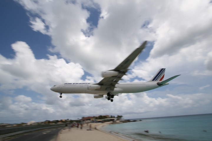 AF A340-300 MahoBeach Landing