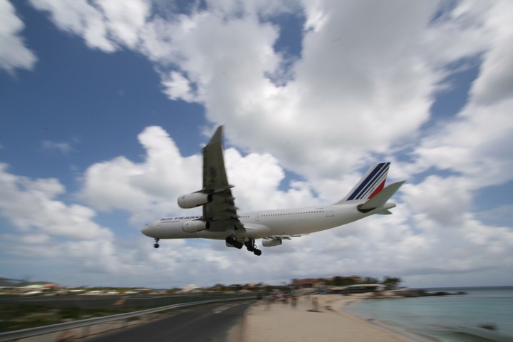 AF A340-300 MahoBeach Landing