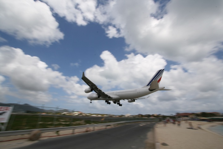 AF A340-300 MahoBeach Landing