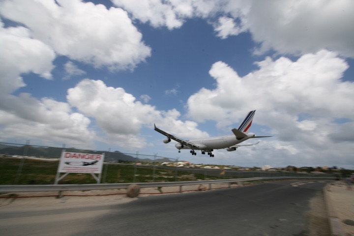 AF A340-300 MahoBeach Landing