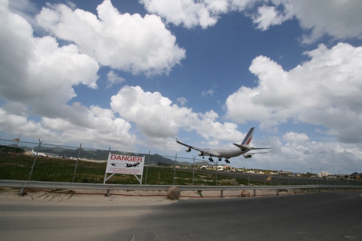 AF A340-300 MahoBeach Landing