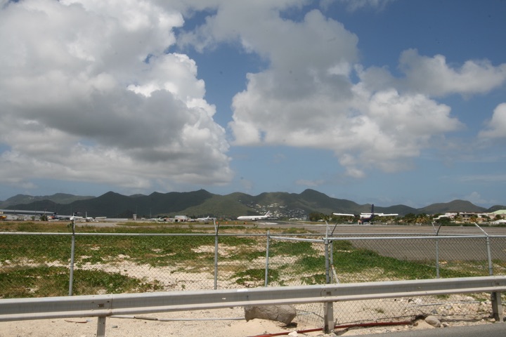 AF A340-300 MahoBeach Landing