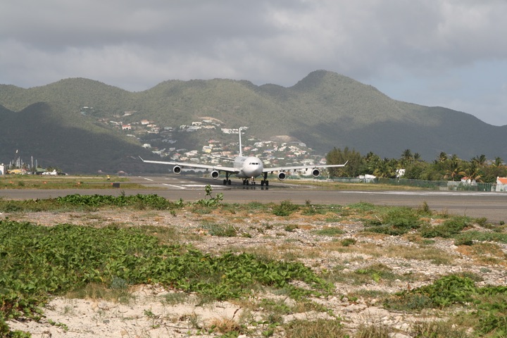 AF A340-300 MahoBeach Takeoff