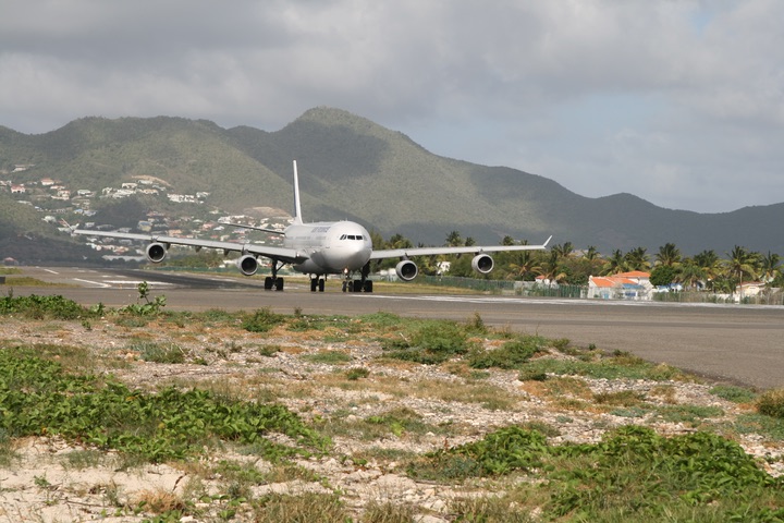 AF A340-300 MahoBeach Takeoff