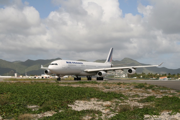 AF A340-300 MahoBeach Takeoff
