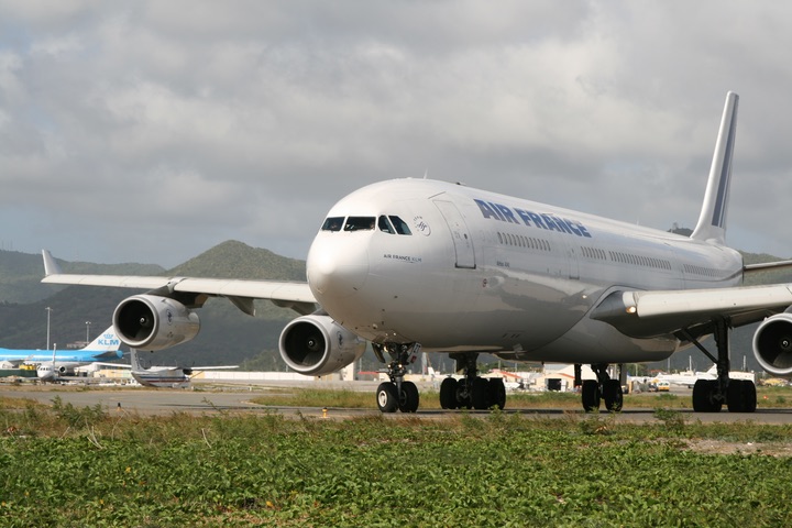 AF A340-300 MahoBeach Takeoff