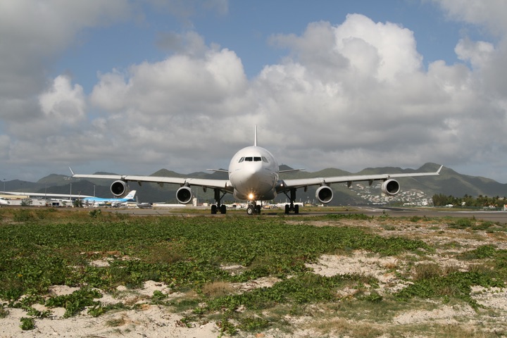 AF A340-300 MahoBeach Takeoff