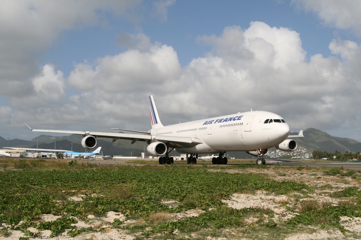 AF A340-300 MahoBeach Takeoff